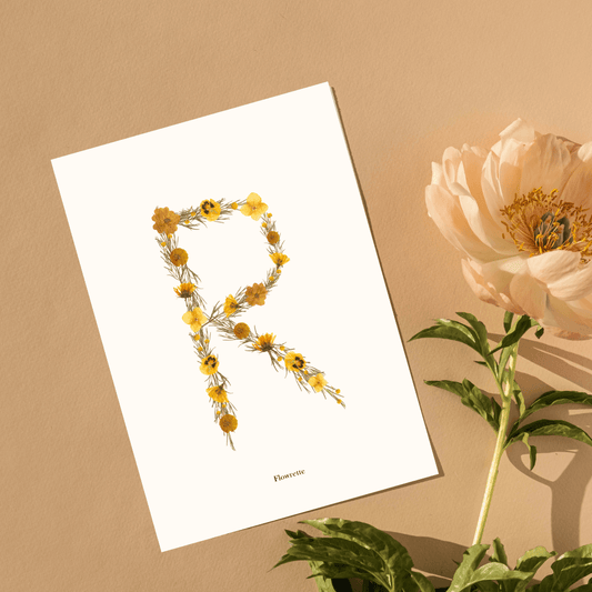 Affiche A5 herbier lettre jaune, typographie florale sur fond neutre - Flowrette