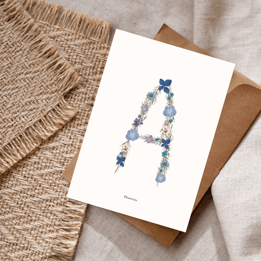 Carte postale herbier lettre bleu, initiale fleurie tons bleu et vert - Flowrette