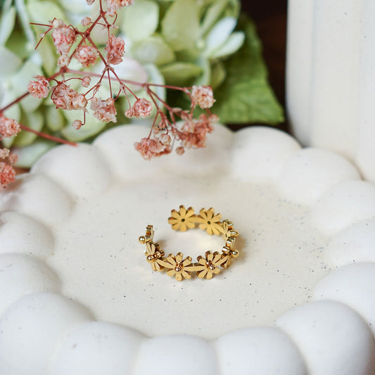 Bague Marguerite en acier inoxydable plaqué or, bijou floral artisanal élégant - Flowrette