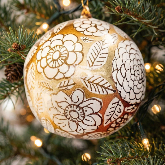 Boule de Noël Dolores, ornement artisanal en verre motif floral délicat - Flowrette