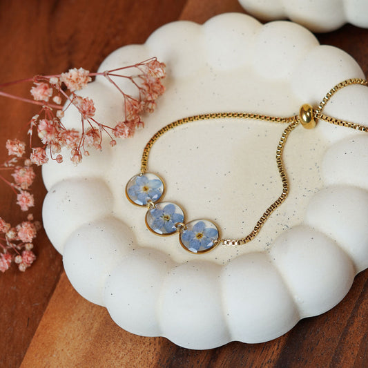 Bracelet Almée en acier inoxydable plaqué or, avec des fleurs séchées, bijou floral artisanal élégant - Flowrette