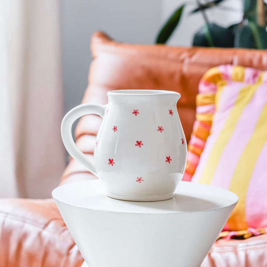 Pichet fleuri blanc et rose vintage avec fleurs séchées, vue de face - Flowrette
