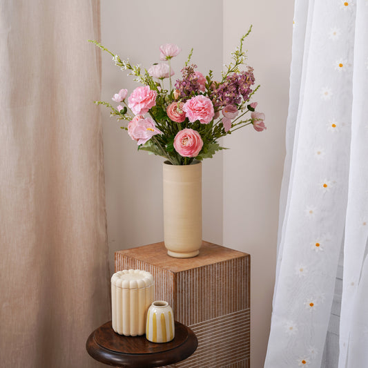 Bouquet de fleurs artificielles Salomé, vue de la composition dans un grand vase élégant - Flowrette