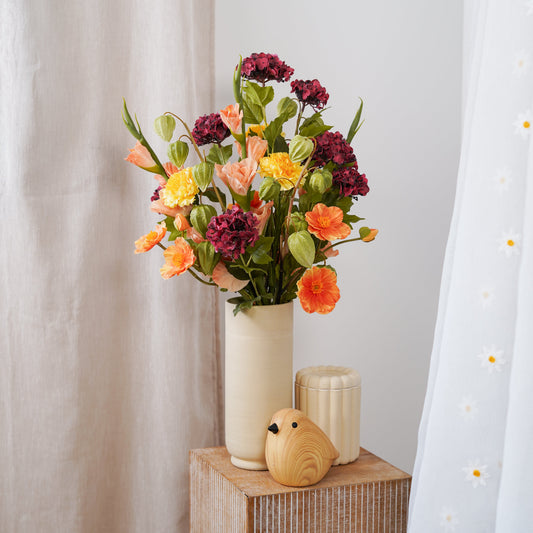 Bouquet de fleurs artificielles Bénédicte, vue de la composition dans un grand vase élégant - Flowrette