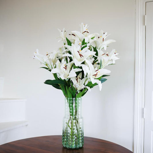 Bouquet de fleurs artificielles de Lys, vue de face composition blanche élégante - Flowrette