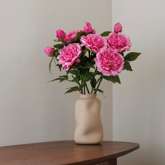 Pivoine rose foncé artificielle, vue de face pétales volumineux réalistes - Flowrette