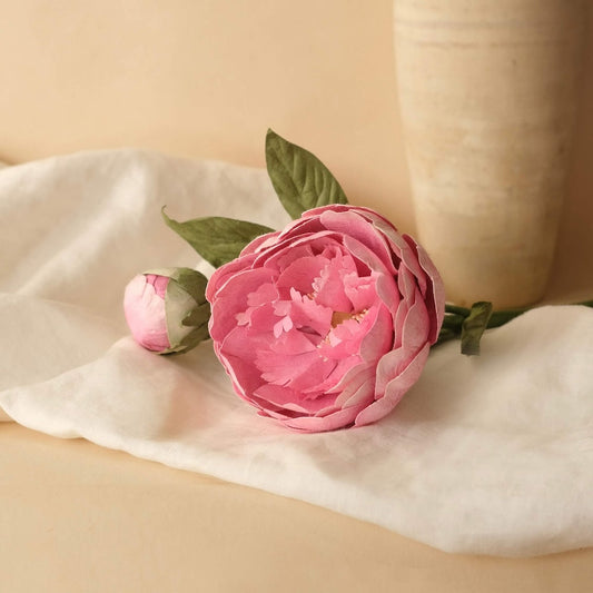 Grande pivoine en papier rose clair