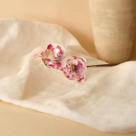 Orchidée sauvage en papier bordeaux, vue d'ensemble sur fond neutre - Flowrette