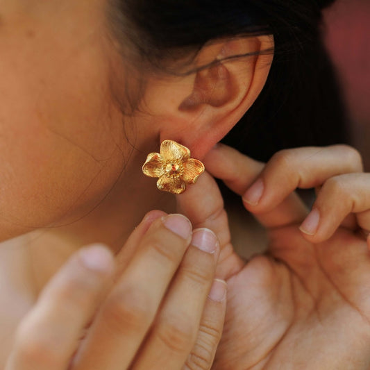 Petites boucles d'oreilles Bertille, vue principale bijou en forme de fleur - Flowrette