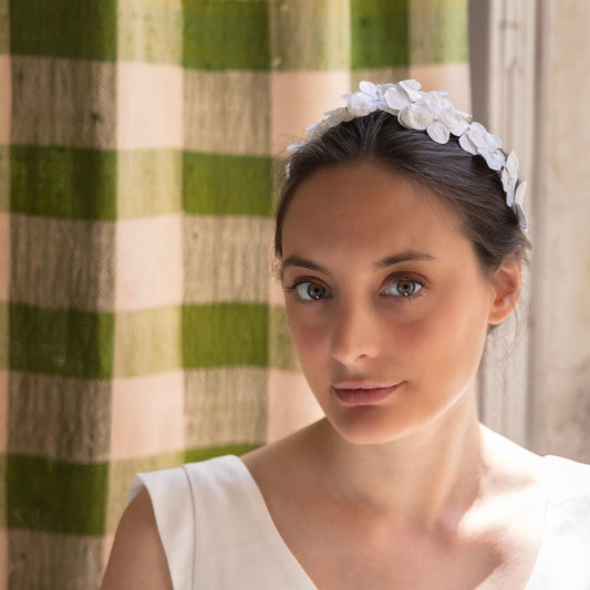 Serre-tête en papier blanc, vue de face sur cheveux - Flowrette