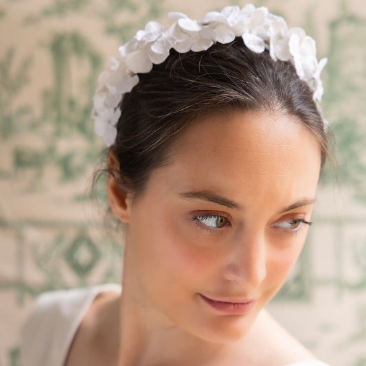 Serre-tête en papier blanc, accessoire de coiffure mariage vue de face - Flowrette